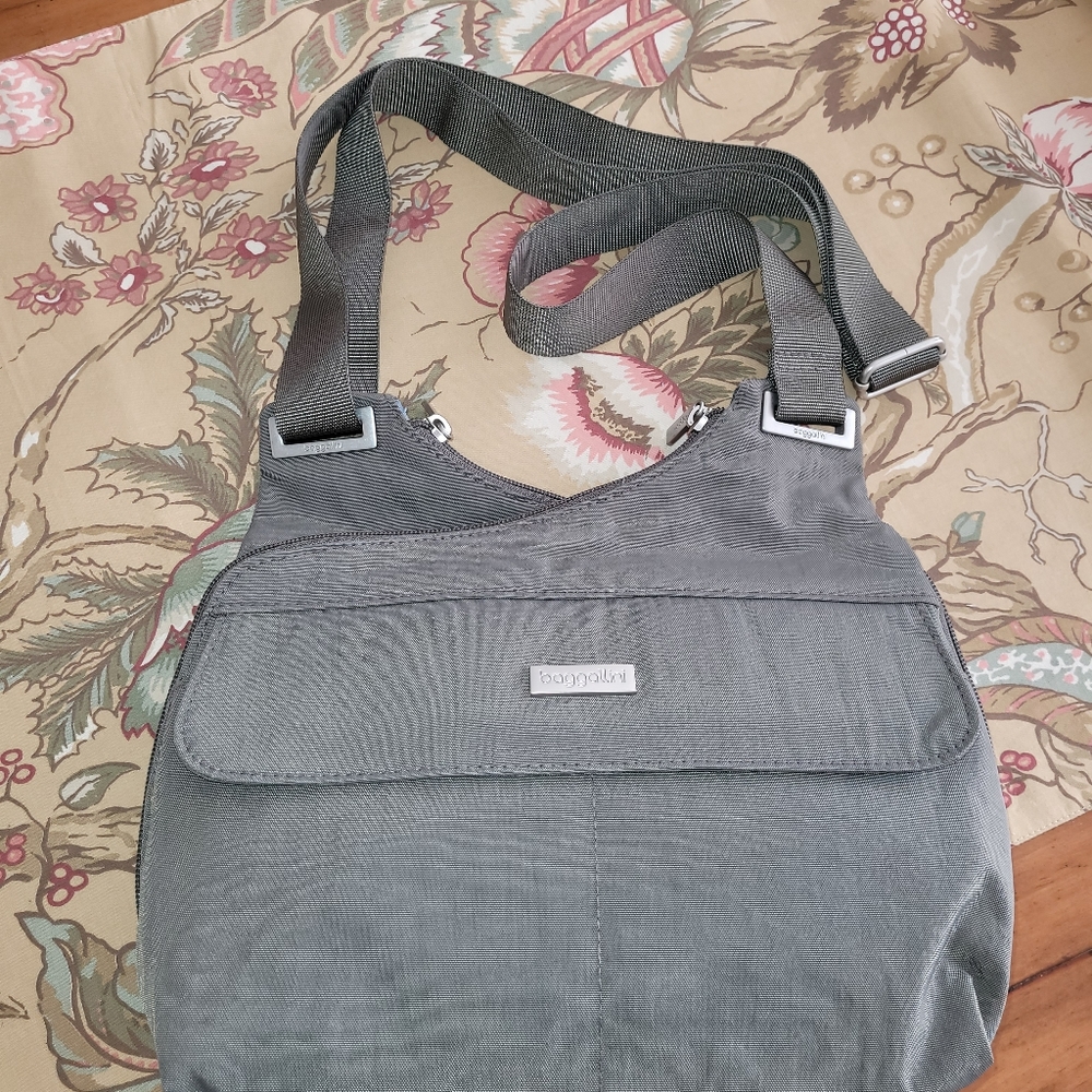 Baggallini criss cross crossbody bag
